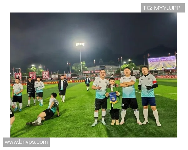 足球明星温馨瞬间与孩子共度快乐时光的珍贵照片分享